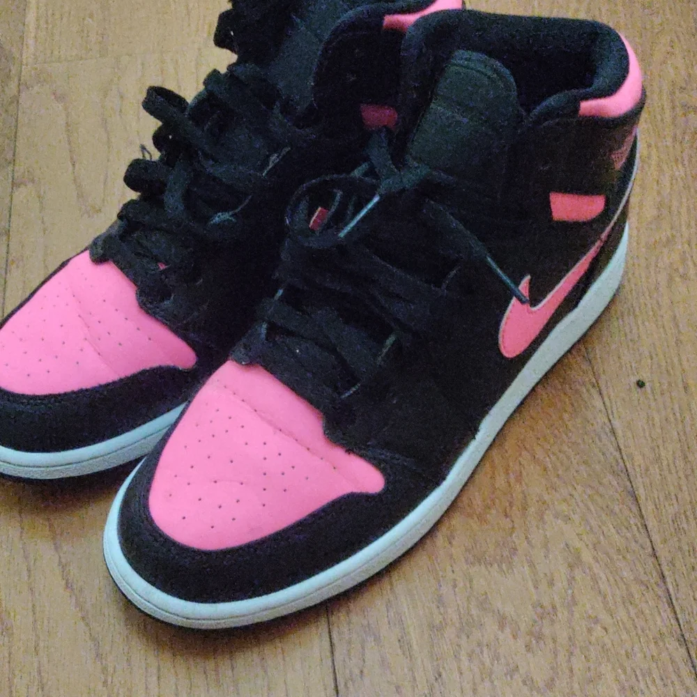 Air Jordan 1 Retro High Sneakers - Black and Pink